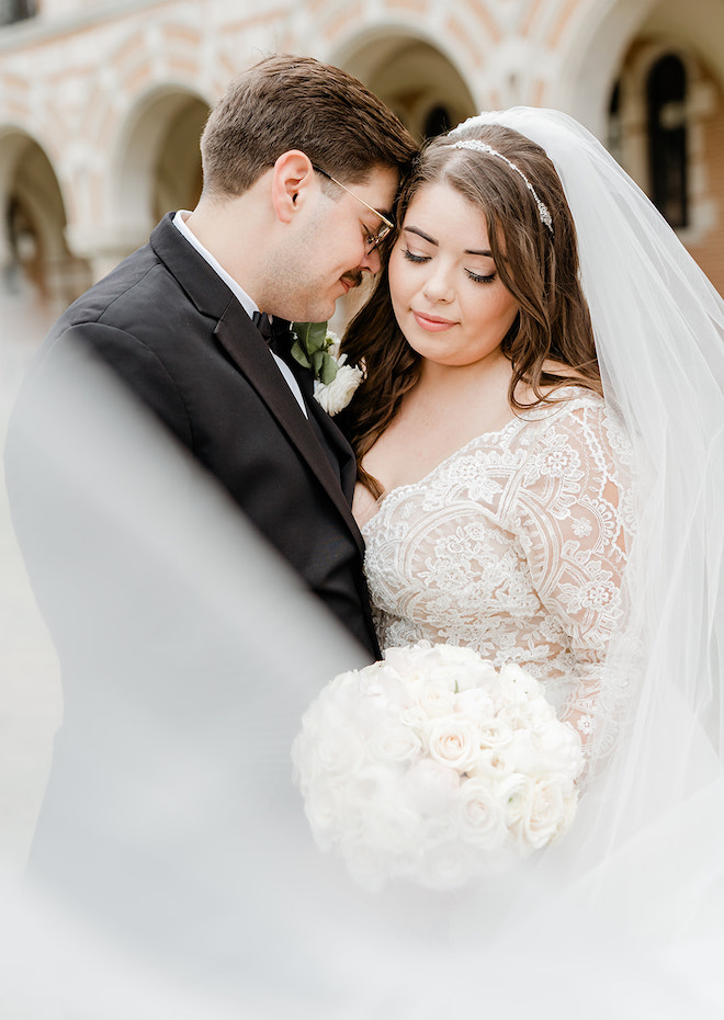 https://www.weddingsinhouston.com/blog/wp-content/uploads/2023/06/221029StarrNathanWed256-copy.jpg