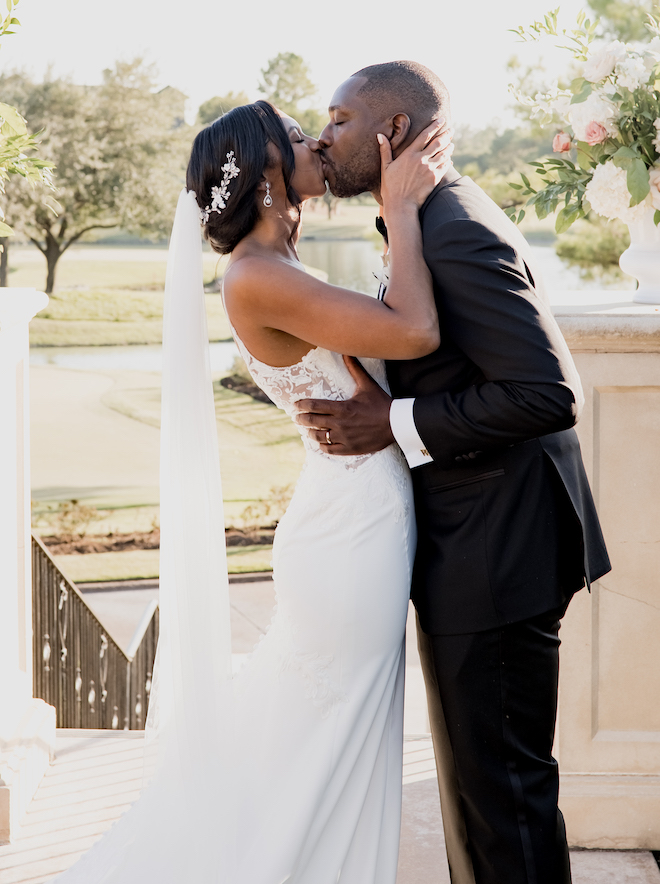 “Survivor” Contestant Weds with a Black, Gold and White Wedding ...