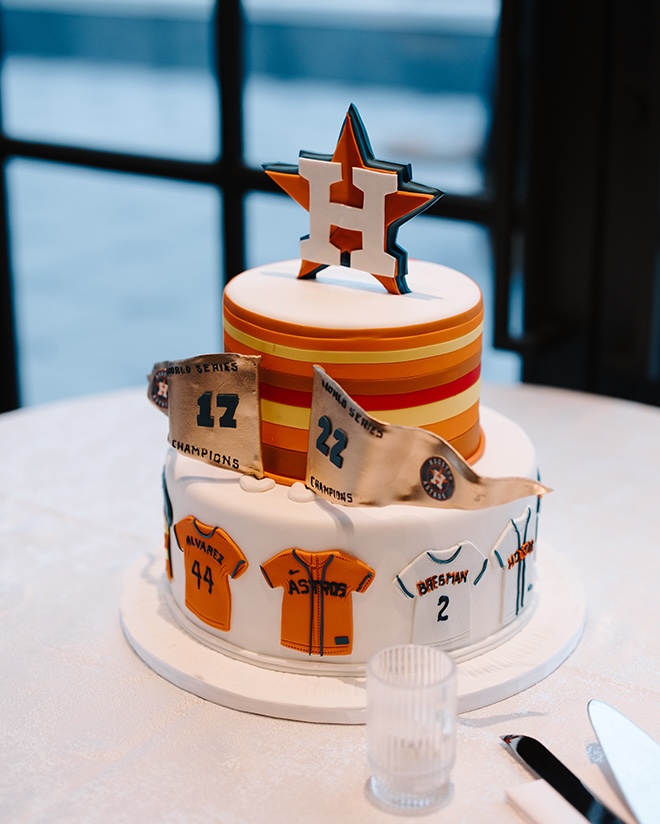 The groom's cake is detailed in Houston Astros gear. 